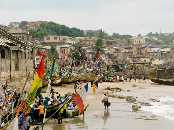 Boten op het strand van cape kust in ghan — Stockfoto