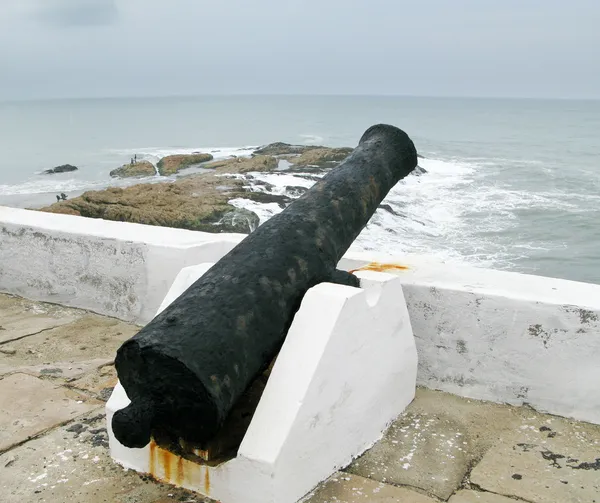 Elmina burg rostige kanone mit blick auf ocea — Stockfoto