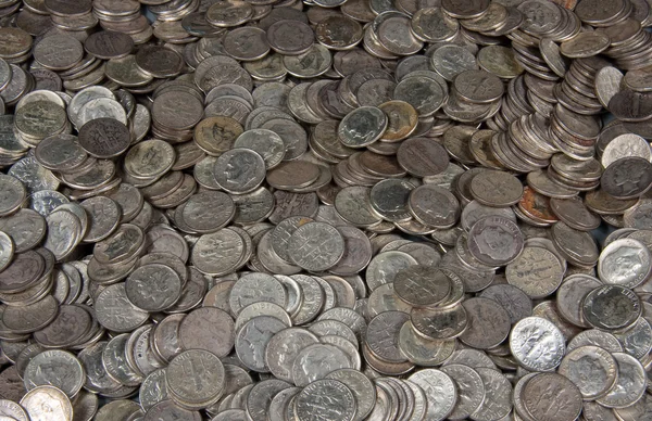 Σωρό δεκάρα ασημένια νομίσματα — Φωτογραφία Αρχείου