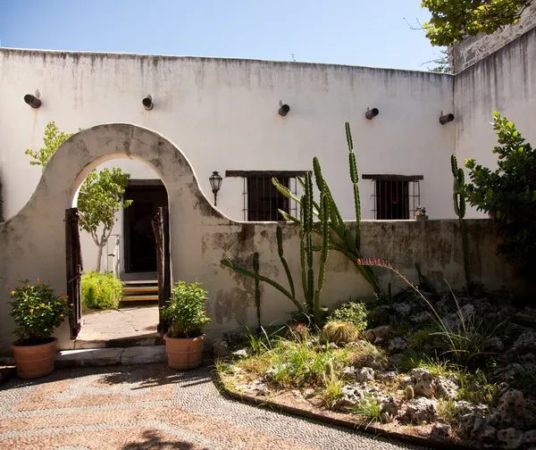 Árnyas kert régi mexikói ház — Stock Fotó