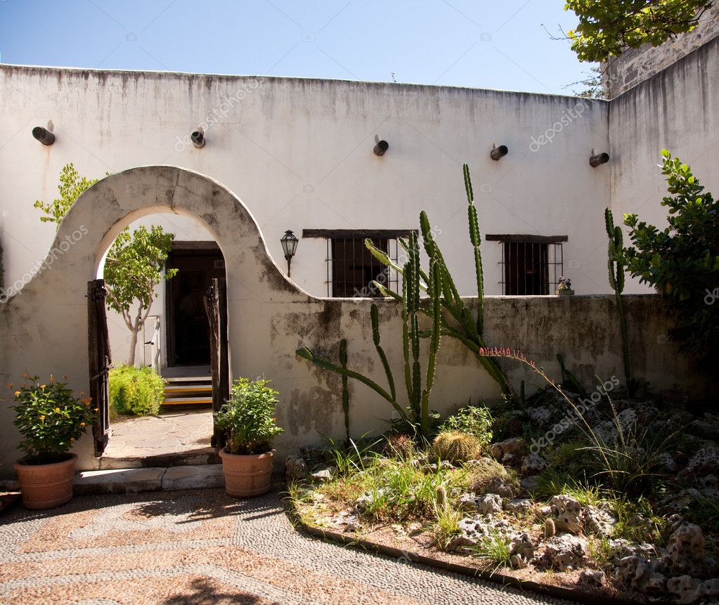 Mexican style backyard | Shady garden in old Mexican house ...