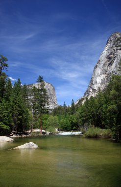 yosemite Vadisi içinde mir yansıyan görünümü