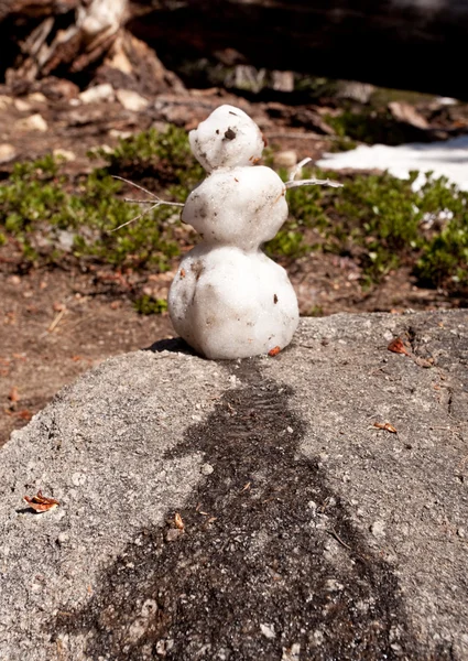 Bonhomme de neige en fusion sur roche de granit — Photo