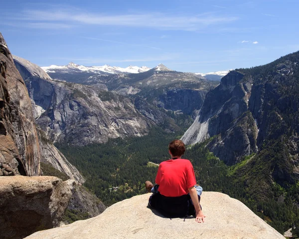 Hiker overlooking Yosemite view — Stock Photo, Image