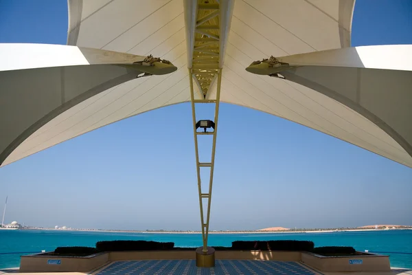 Modern Abu Dhabi structure framing sea a — Stock Photo, Image