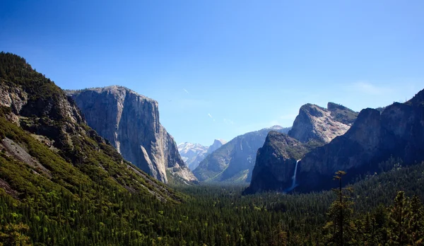 Vale de Yosemite com cachoeiras — Fotografia de Stock