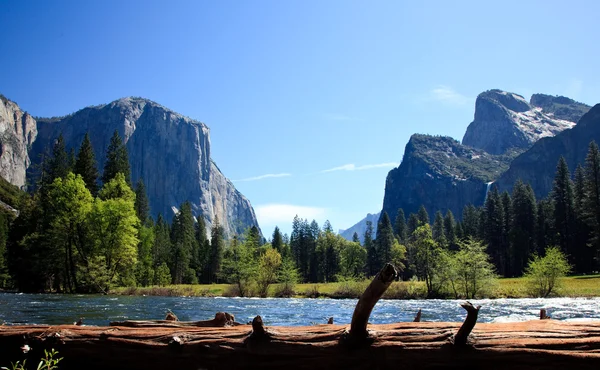 Vista para Yosemite Valley a partir de Merced Ri — Fotografia de Stock