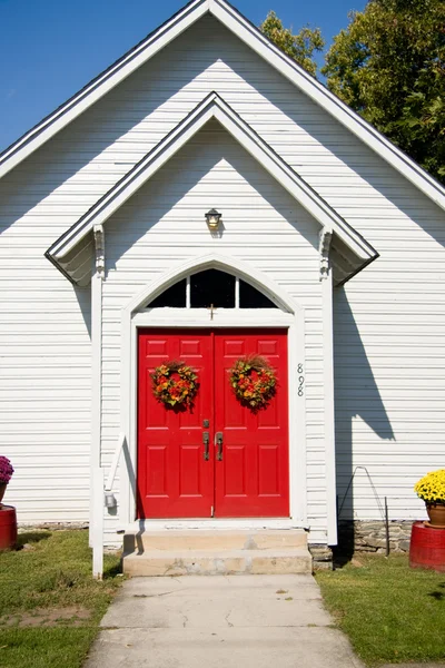Fermeture des portes rouges de l'église — Photo