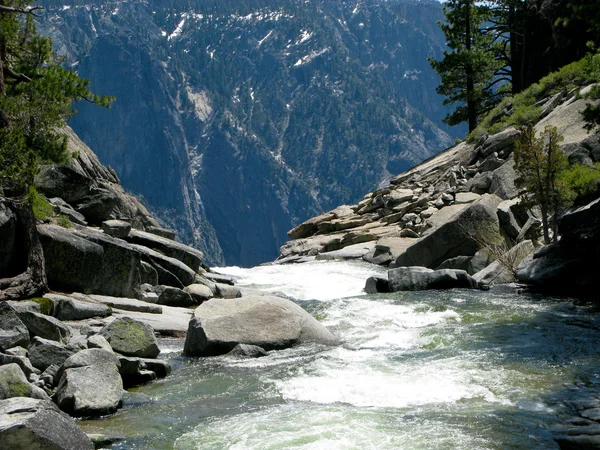 River dropping off edge of Yosemite Fall — Stock Photo, Image