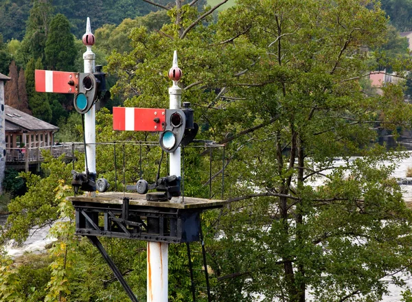 Stary kolejowego semafora sygnałów w llangol — Zdjęcie stockowe