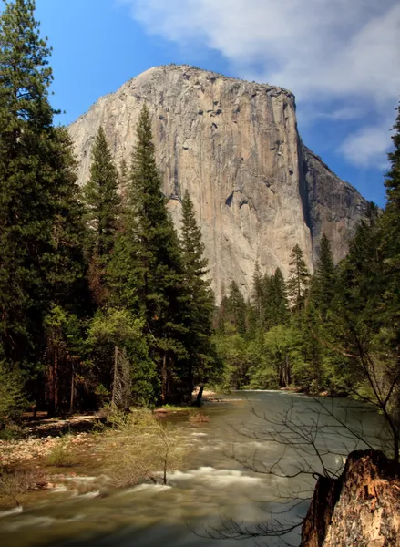 Slow motion river in front of El Capitan — Stockfoto
