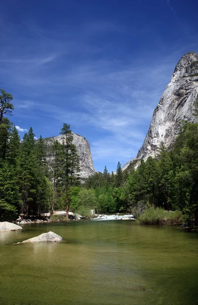 View of Yosemite valley reflected in Mir — Stock Photo, Image