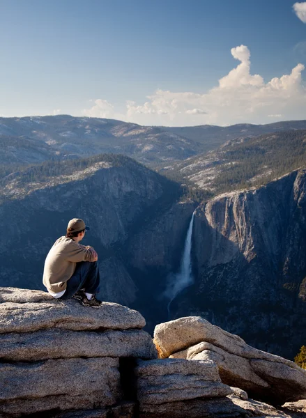 Joven excursionista con vistas a Yosemite cae — Foto de Stock