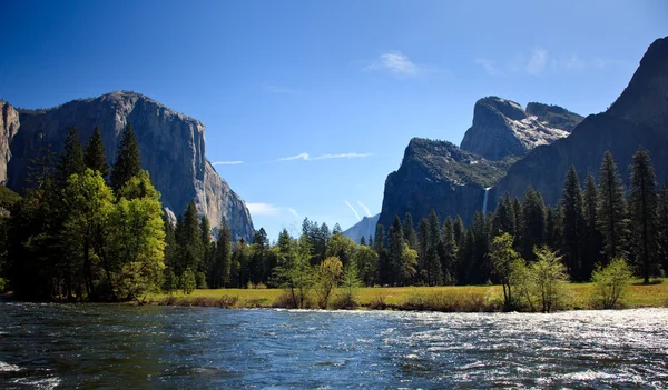 Yosemitské údolí s řeky merced — Stock fotografie