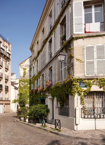 Vieille rue pavée à Montmartre à Pari — Photo