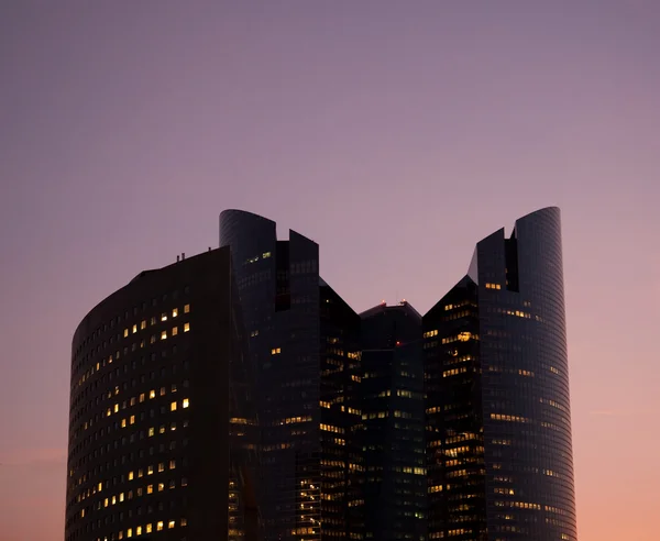 Modern kontorsbyggnad vid solnedgången — Stockfoto
