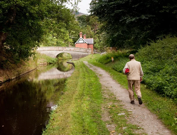 Hiker walking along canal in Shropshire — Stock Photo, Image