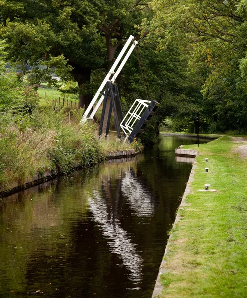 Offene Brücke über stillen Kanal — Stockfoto