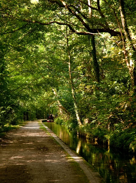 Pathway besides calm canal — Stock Photo, Image
