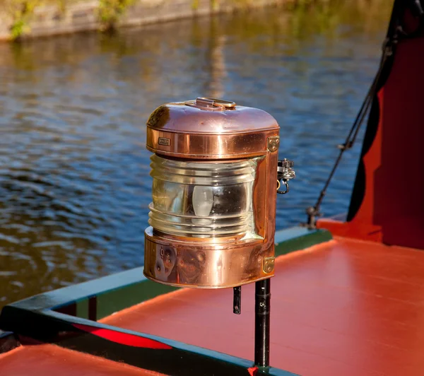 Прикрашена латунна лампа на баржі каналу — стокове фото