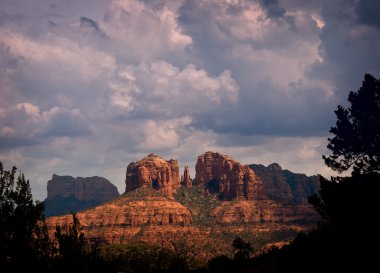 Sedona'daki yağdırdığı kayalar