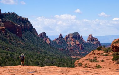 Tek Sedona'da uzun yürüyüşe çıkan kimse