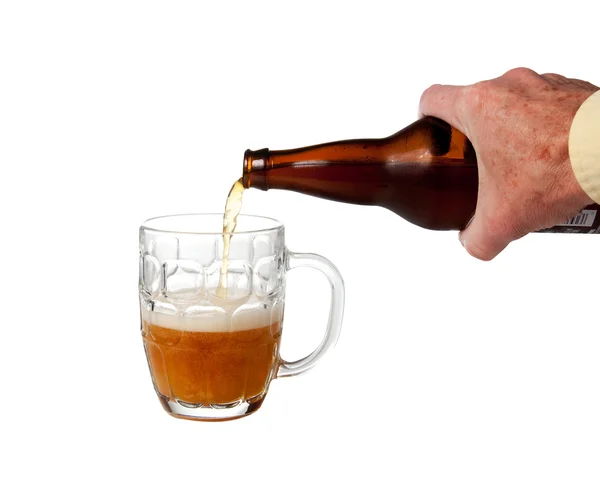 Cerveja sendo derramada de garrafa — Fotografia de Stock