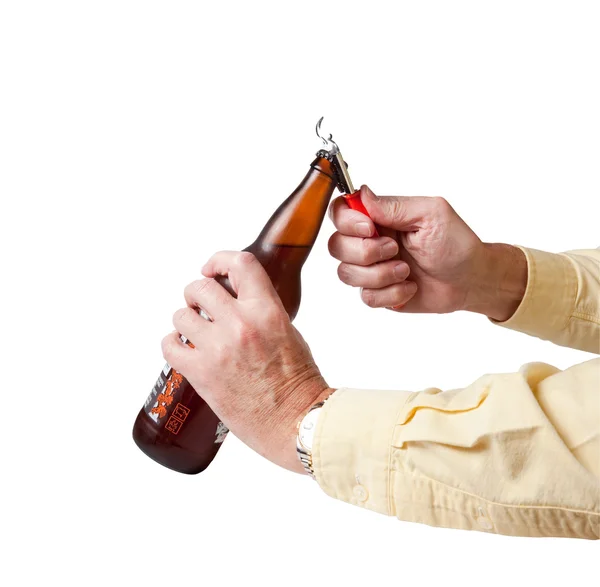 Cap bira şişesinden kaldırılıyor — Stok fotoğraf