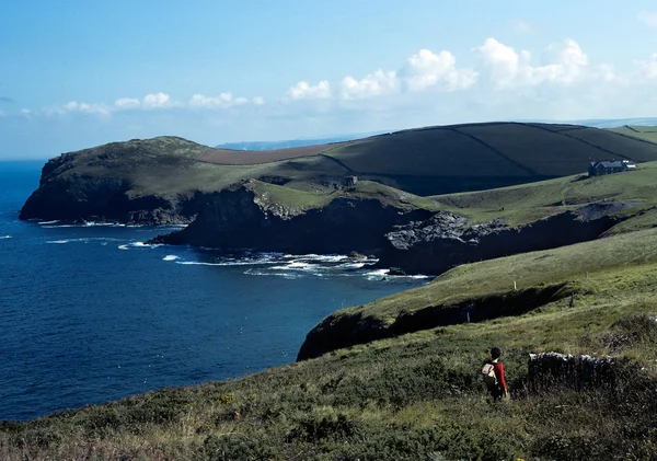 Cornwall Coastal Path with walker — Stock Photo, Image