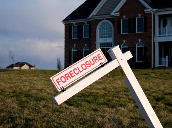 Modern house foreclosure işareti ile — Stok fotoğraf