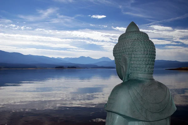 Bouddha surplombant lac — Photo