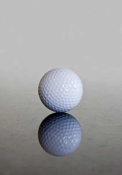 Single golf ball reflection — Stock Photo, Image