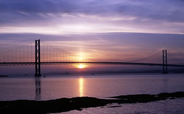 Forth Road Bridge ao pôr do sol — Fotografia de Stock