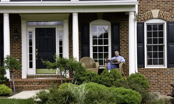 Adam verandasında rahat — Stok fotoğraf
