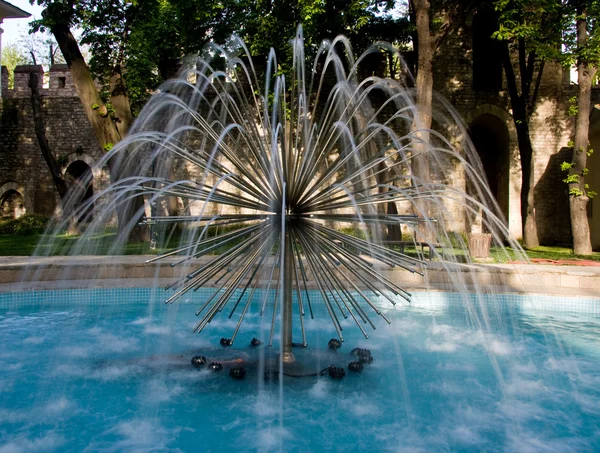 Современный фонтан в Стамбульском саду — стоковое фото