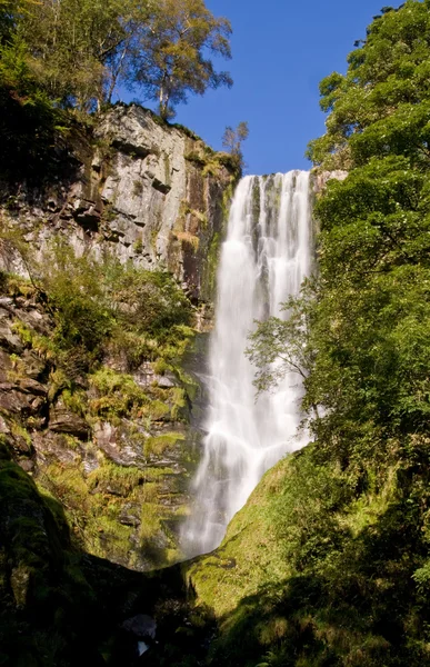 Вертикальный водопад над каменными скалами — стоковое фото