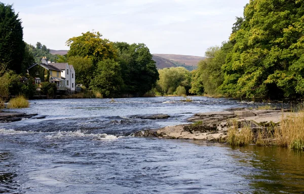 Amplia escena fluvial en Gales — Foto de Stock