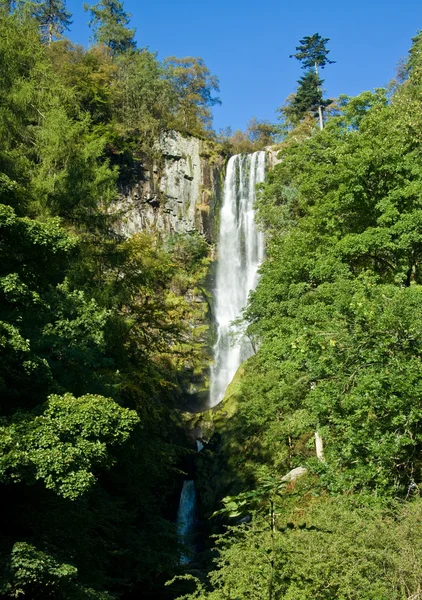 Вертикальный вид на водопад в Уэльсе — стоковое фото
