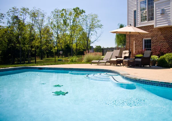 Vista da piscina e pátio — Fotografia de Stock