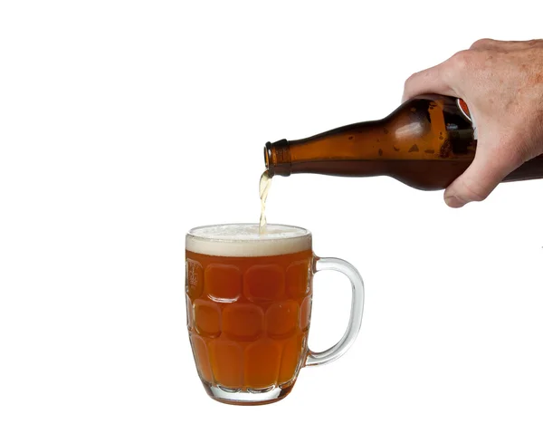 Cerveja a ser vertida da garrafa na caneca — Fotografia de Stock
