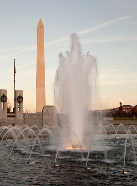 Washington Monument behind fountain at s — Stock Photo, Image