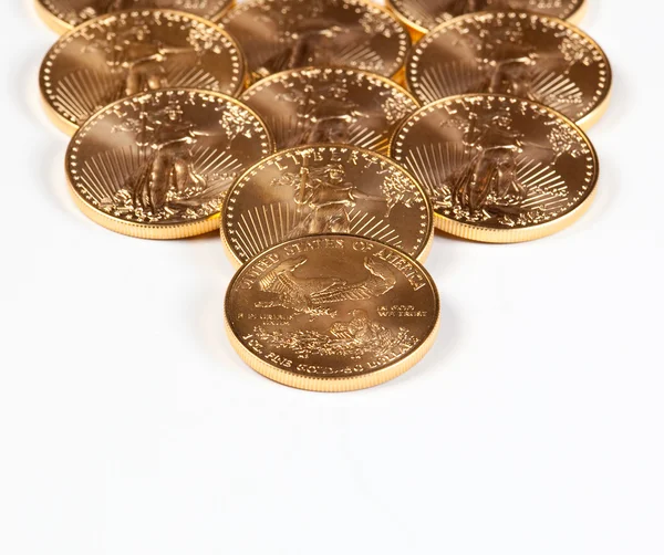 Pila de monedas de oro en retroceso — Foto de Stock