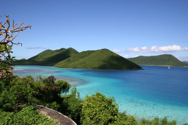 Pohled na zelené ostrovy pobřeží st — Stock fotografie