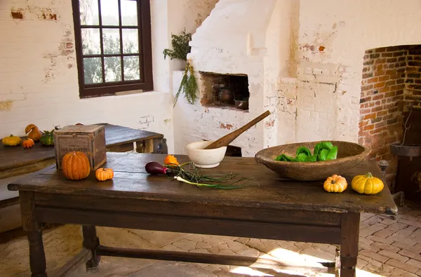 Gamla köksbord i plantagen byggnaden — Stockfoto