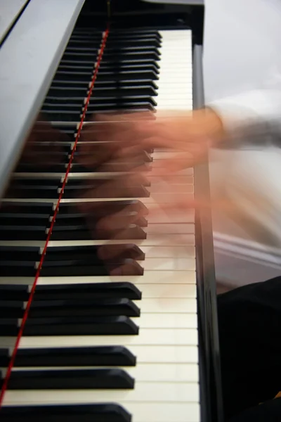 Tastiera per pianoforte con mani in rapido movimento — Foto Stock
