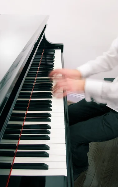 Пара рук пианиста на рояле — стоковое фото