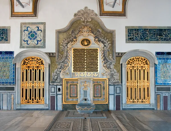 Topkapi Palace porta dourada e ornamenta — Fotografia de Stock