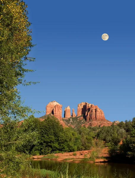 Moon rising over Cathedral Rocks in Sedo — Stock Photo, Image