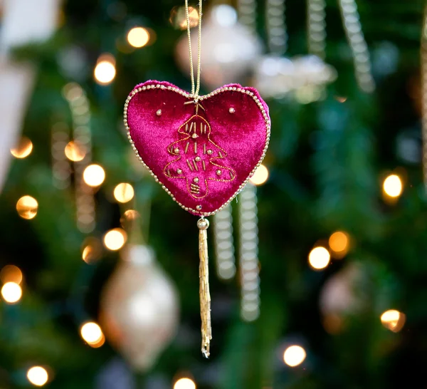 Cuore di velluto rosso davanti all'albero di Natale — Foto Stock
