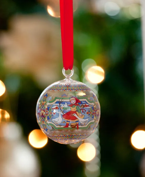 Ornamento de vidro em frente ao Natal tre — Fotografia de Stock